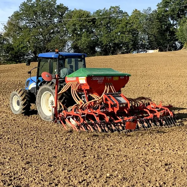 Semina con un mezzo agricolo nei materiali del progetto